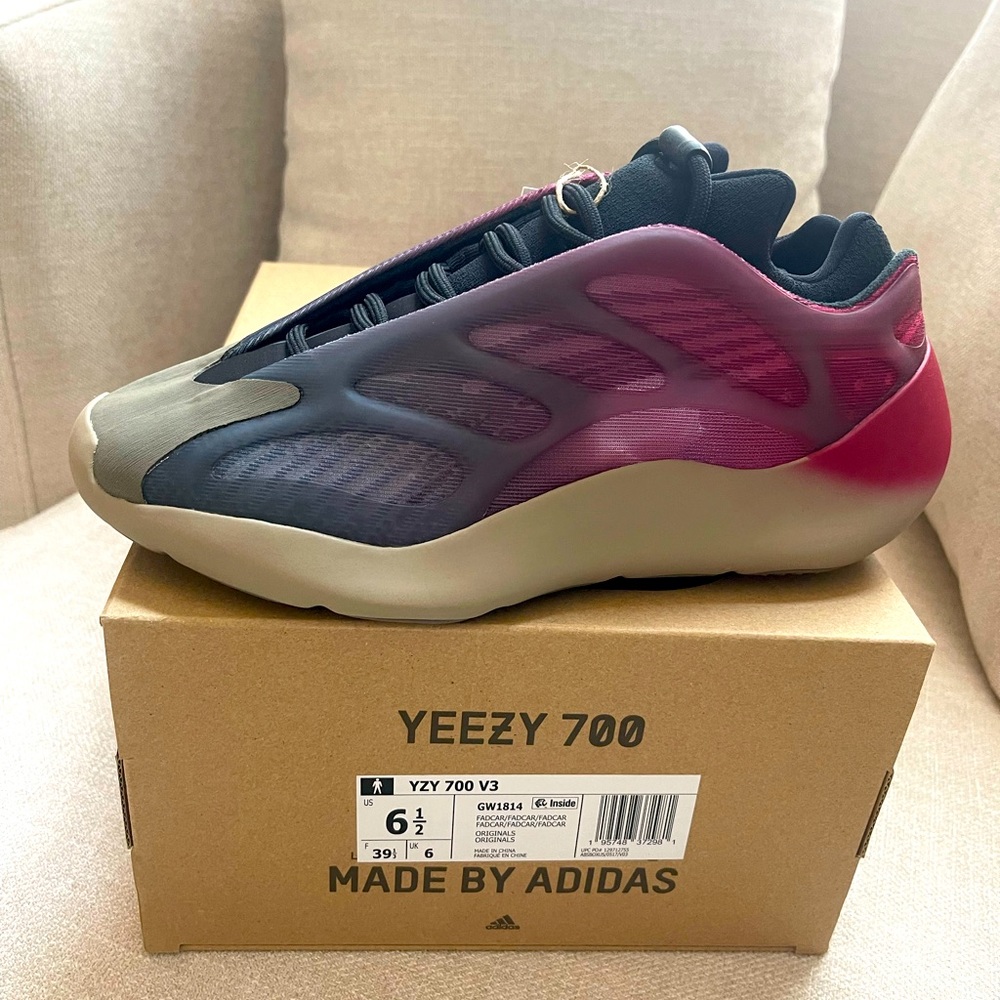 Yeezy 700 V3 Fadcar